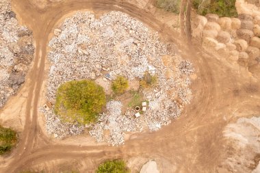 Sonbahar bulutlu gününde yeni inşaat atık sahasının insansız hava aracı fotoğrafları