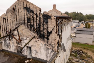 Eski terk edilmiş fabrika evinin sonbahar bulutlu gününde harabe halindeki insansız hava aracı fotoğrafları.