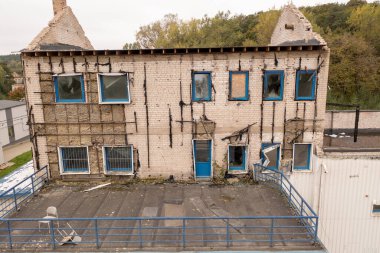 Eski terk edilmiş fabrika evinin sonbahar bulutlu gününde harabe halindeki insansız hava aracı fotoğrafları.