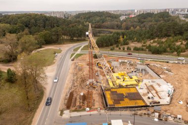 Sonbahar bulutlu bir günde küçük inşaat alanlarının insansız hava aracı fotoğrafları