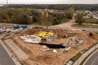 Sonbahar bulutlu bir günde küçük inşaat alanlarının insansız hava aracı fotoğrafları