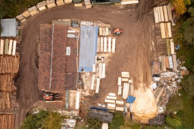 Sonbahar bulutlu bir günde küçük kereste deposunun drone fotoğrafçılığı