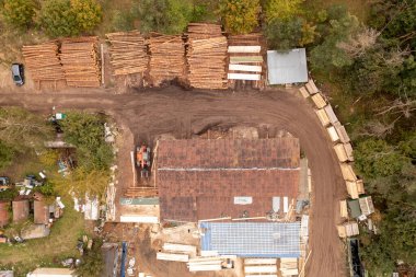 Sonbahar bulutlu bir günde küçük kereste deposunun drone fotoğrafçılığı