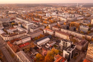 Sonbahar güneşli bir günde şehir merkezinin insansız hava aracı fotoğrafları.