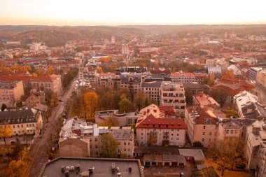 Sonbahar güneşli bir günde şehir merkezinin insansız hava aracı fotoğrafları.