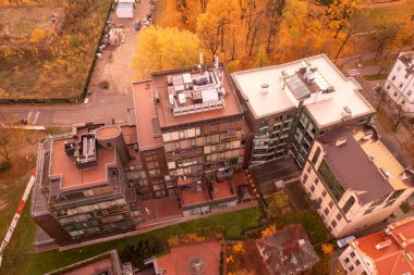 Sonbahar güneşli bir günde şehir merkezinin insansız hava aracı fotoğrafları.