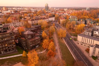 Sonbahar güneşli bir günde şehir merkezinin insansız hava aracı fotoğrafları.