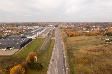 Sonbahar güneşli bir günde şehir dışına giden otoyolun insansız hava aracı fotoğrafçılığı