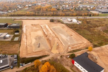 İnşaat alanının sonbahar güneşli günlerinde inşaat çalışması için hazırlandığı İHA fotoğrafçılığı