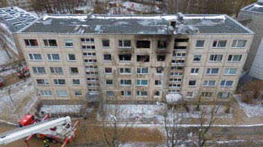 Çok katlı konut yangınları ve acil servis temizliğinin insansız hava aracı fotoğrafları.