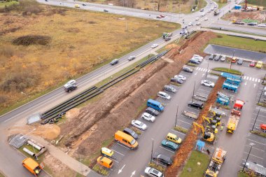 Kanalizasyon borularının sonbahar günü yol kenarındaki bir hendekte durdurulduğu drone fotoğrafları.