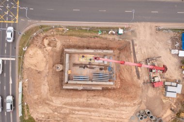Sonbahar günü yol kenarındaki küçük inşaat alanının insansız hava aracı fotoğrafçılığı