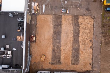 Sonbahar günü yol kenarındaki küçük inşaat alanının insansız hava aracı fotoğrafçılığı