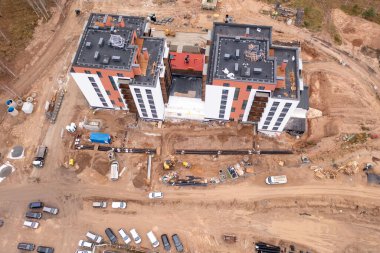 Sonbahar günü inşaat işçileri tarafından inşa edilen çok katlı apartmanların insansız hava aracı fotoğrafları.