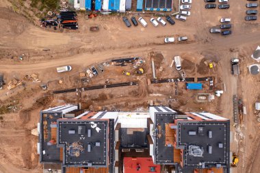 Sonbahar günü inşaat işçileri tarafından inşa edilen çok katlı apartmanların insansız hava aracı fotoğrafları.