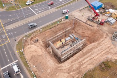 Sonbahar günü yol kenarındaki küçük inşaat alanının insansız hava aracı fotoğrafçılığı