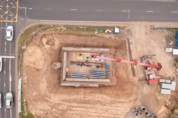 Sonbahar günü yol kenarındaki küçük inşaat alanının insansız hava aracı fotoğrafçılığı