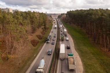 Sonbahar ortasında bir trafik sıkışıklığının insansız hava aracı fotoğrafçılığı