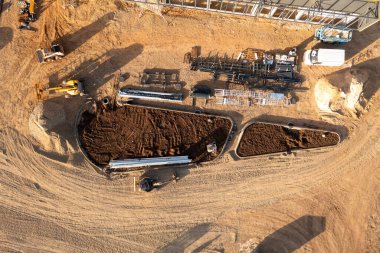 Sonbahar güneşli günlerinde şantiyenin ve peyzajın insansız hava aracı fotoğrafları.