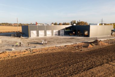 Sonbahar güneşli bir günde tarlalardaki depo inşaatının insansız hava aracı fotoğrafları.