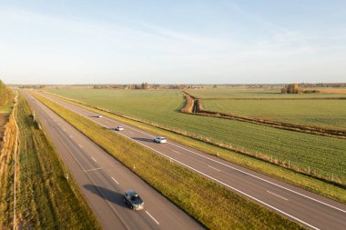 Kırsal alanda sonbahar güneşli sabahında çoklu şerit otoyolunun insansız hava aracı fotoğrafçılığı