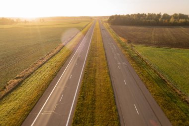 Kırsal alanda sonbahar güneşli sabahında çoklu şerit otoyolunun insansız hava aracı fotoğrafçılığı