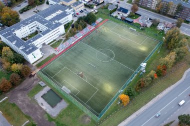 Sonbahar güneşli akşamları spor sahasında futbol antrenmanının insansız hava aracı fotoğrafları.