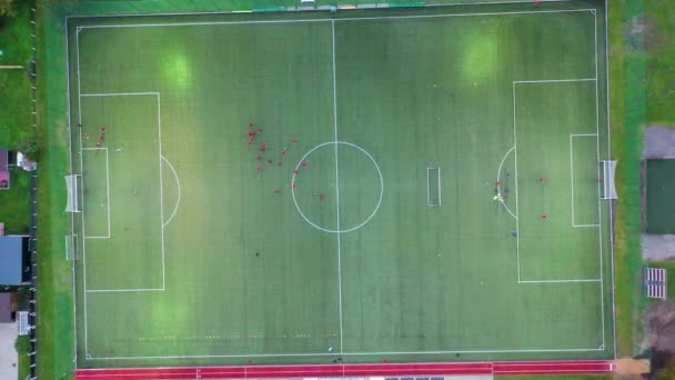 Dronové Záběry Fotbalového Tréninku Sportovním Hřišti Během Podzimního Slunečného Večera — Stock video