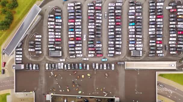 秋の曇りの日のショッピングモールの近くのほぼ完全な駐車場のドローン映像 — ストック動画