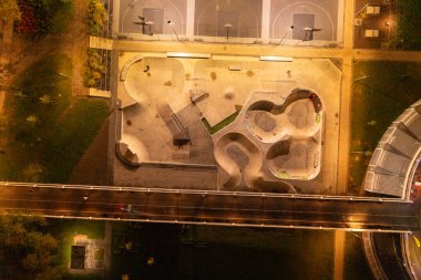 Bulutsuz bir sonbahar gecesinde şehirde bir kaykay parkının drone fotoğrafçılığı