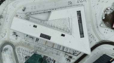 Kış bulutlu bir günde şehrin tepesindeki iş merkezinin insansız hava aracı fotoğrafçılığı