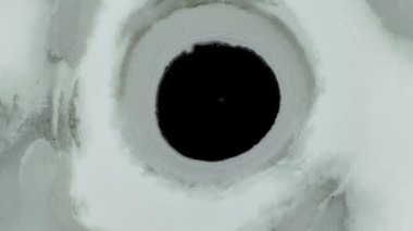 Donmuş göl ve hava pompalayan makinenin drone görüntüleri. Böylece bulutlu kış gününde göl donmayacak.