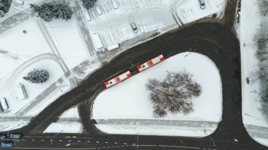 Kış fırtınalı bir günde şehirde otobüs durağının insansız hava aracı fotoğrafçılığı.