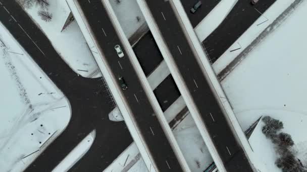 Запись Беспилотника Путепроводом Городе Автомобилями Движущимися Время Зимней Метели — стоковое видео
