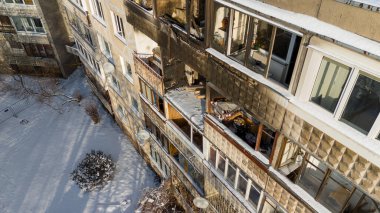 Çok katlı evlerdeki birkaç dairenin insansız hava aracı fotoğrafçılığı ve güneşli kış günlerinde camları dondurmak.