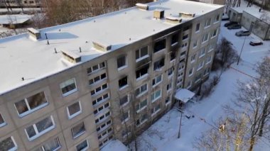 Çok katlı evlerde yanan dairelerin ve güneşli kış günlerinde pencerelerin Drone görüntüleri.