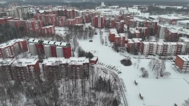 Dronové Záběry Městské Krajiny Budov Veřejných Parků Pokrytých Sněhem Během — Stock video