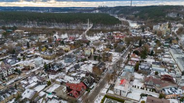 Bulutlu bir günde kış şehirlerinin insansız hava aracı görüntüleri