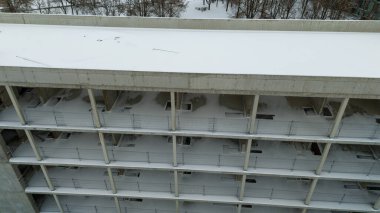 Kışın bulutlu bir günde terk edilmiş bir şehrin insansız hava aracı fotoğrafları.