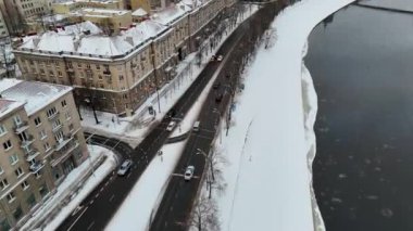 Polis eskortunun kış bulutlu bir günde şehir trafiğinde araba sürüşünün insansız hava aracı görüntüleri.