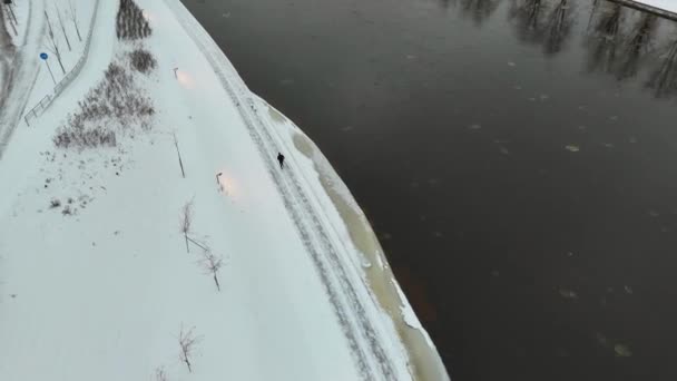 Imagens Drones Corredor Junto Rio Exercitando Durante Dia Nublado Inverno — Vídeo de Stock