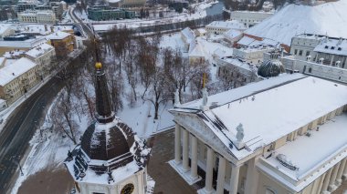 Şehir merkezindeki katedralin kış bulutlu bir günde karla kaplı insansız hava aracı fotoğrafçılığı