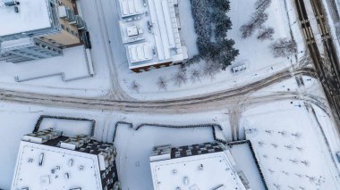 Kış bulutlu bir günde karla kaplı çok katlı apartmanların insansız hava aracı fotoğrafları.
