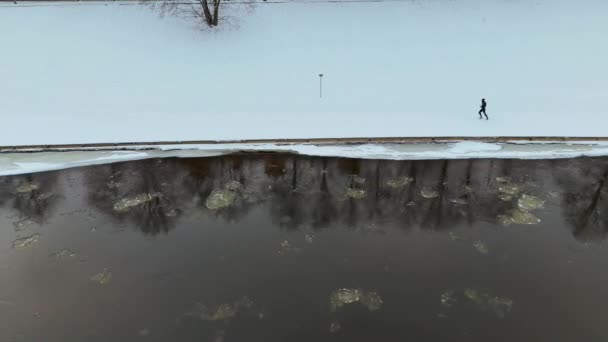 Безпілотні Кадри Бігуна Біжить Річці Зимовий Хмарний День — стокове відео