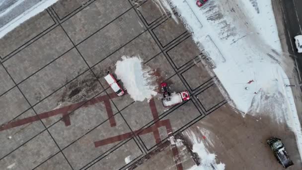 Безпілотні Кадри Трактора Розчищає Сніг Громадській Площі Зимовий Хмарний День — стокове відео