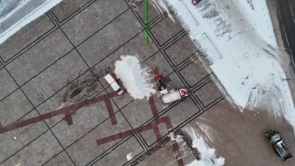Kamu Meydanındaki Karları Temizleyen Traktörün Kış Bulutlu Bir Günde Drone — Stok video