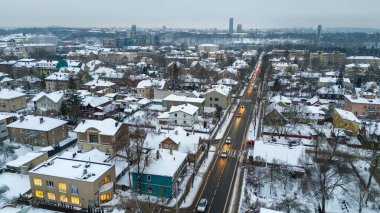 Kentin insansız hava aracı fotoğrafçılığı kar ve ana cadde ile kaplı kış bulutlu bir günde trafik