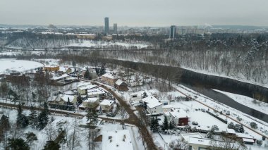 Kentin insansız hava aracı fotoğrafçılığı ve kış bulutlu bir günde karla kaplı doğal park