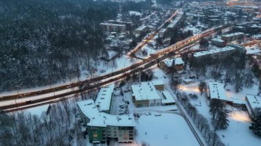Trafik sıkışıklığının İHA görüntüsü kış akşamı trafiği sırasında birden fazla şeritte