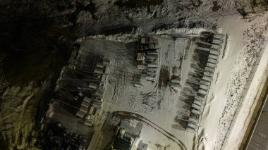 Kışın bulutlu gecelerde açık hava malzeme deposunun insansız hava aracı fotoğrafçılığı